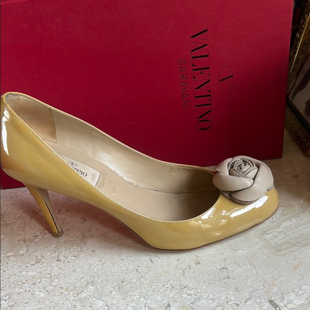 Valentino Garavani Yellow Cream Heels Timeless Design